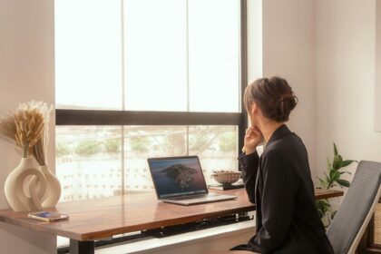 8 Quick Desk Stretches to Improve Posture and Energy Levels During Work