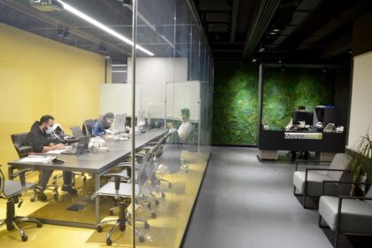Side-by-Side Comparison: Traditional Office vs. Coworking Spaces (Costs & Benefits)