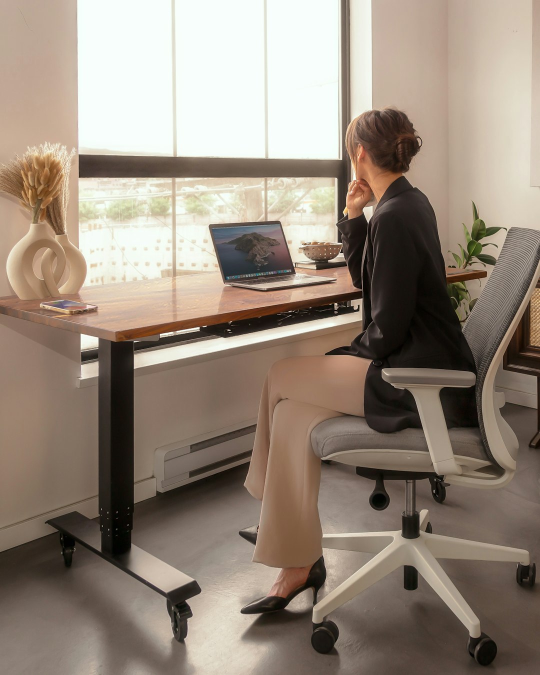 8 Quick Desk Stretches to Improve Posture and Energy Levels During Work